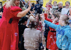 Bańki mydlane i dzieci na hali sportowej