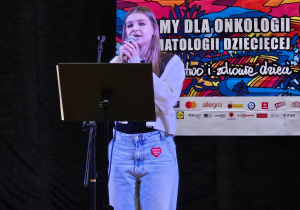 Występ wokalny w formie charytatywnej.