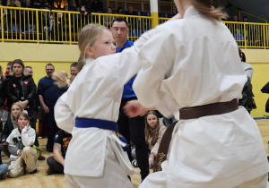 Pokaz walki dziewczyn w karate tradycyjnym.
