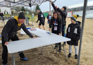 Przygotowania nad zalewem w formie rozkładania stołów