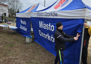 Przygotowania nad zalewem rozstawianie namiotu Miasto Ozorków