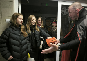 rozdawanie cukierków