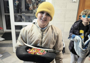 chlopiec z cukierkami