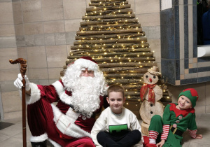 drewniana choinka i Mikołaj