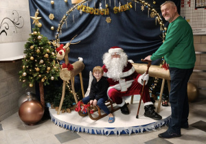 rodzina na ściance ze św. Mikołajem