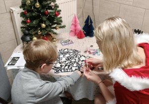 śnieżynka robi tatuaże brokatowe