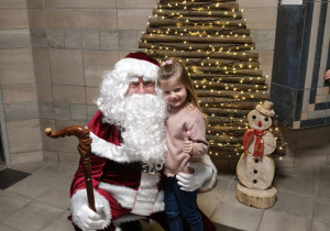 drewniana choinka i klienci