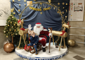 św. Mikołaj na basenie z klientem na saniach