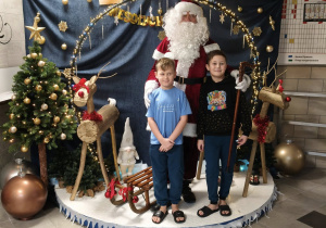 dwóch chłopców i Św. Mikołaj na fotościance