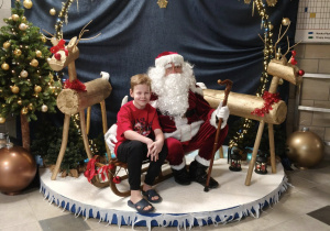 chłopiec ze św. Mikołajem