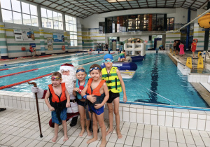 Sw. Mikołaj wita dzieci na pływalni