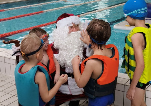 powitanie na płycie basenu ze św. Mikołajem