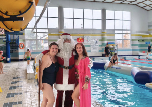 klienci na płycie basenu