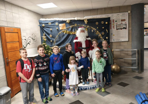 grupa dzieci ze św. Mikołajem