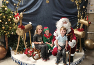 dzieci ze św Mikołajem