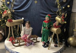 pomocnik Mikołaja i mała klientka