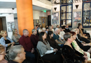 słuchacze na widowni