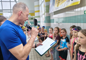 dyrektor czytający wyniki