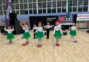 występy najmłodszych na hali sportowej